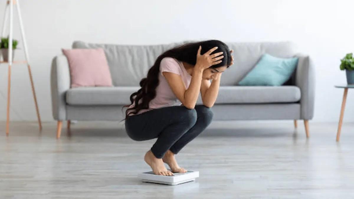 Exclusive: तमाम कोशिशों के बाद भी बढ़ता जा रहा है वजन? जानिए कहीं ये पेरिमेनोपॉज़ (Perimenopause) का संकेत तो नहीं!