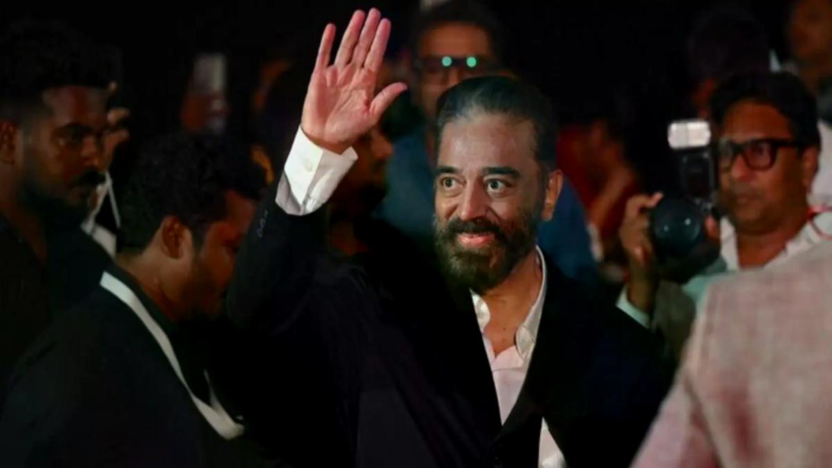 in-the-meeting-of-the-party-the-sword-was-found-by-the-kamal-haasan-the-storm-of-the-person-at-the-stage