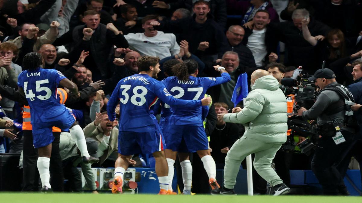 Liverpool beat Chelsea 2-1 to stay top of Premier League table